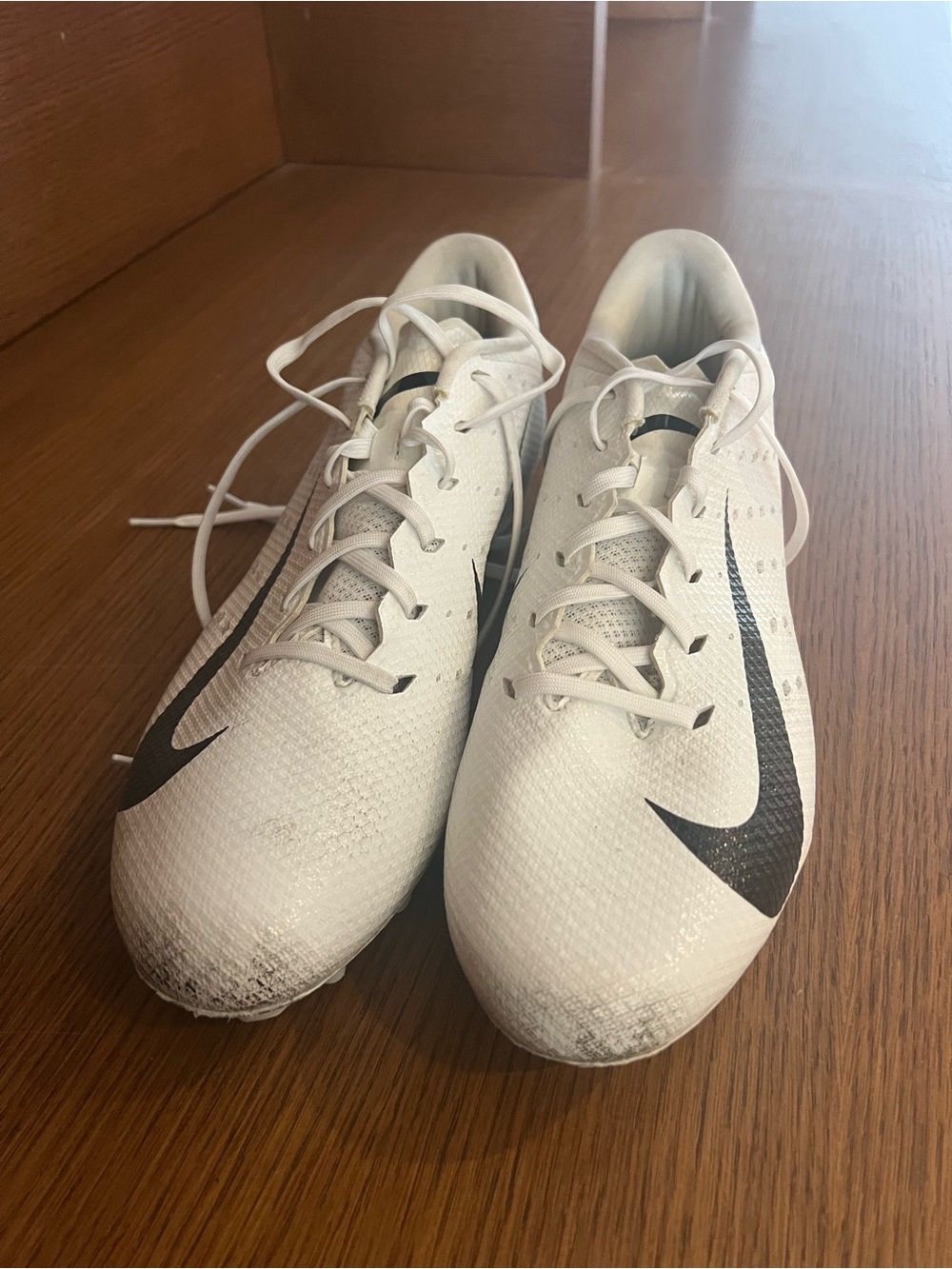 Nike Men’s White vapor Cleats with Black Swoosh